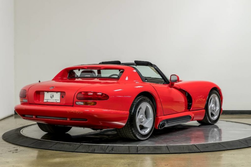 Illustration for article titled I Need This Time Capsule 1992 Dodge Viper With 34 Miles on the Clock